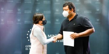 FSV entrega cheques a los habitantes de la Santa Lucía