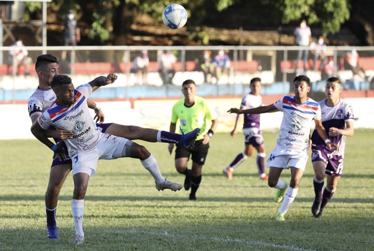 Armando Polo (9) intenta quedarse con el control de la pelota. Foto DES/René Estrada