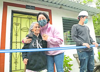 Aurelia Tejada recibe su casa amueblada, en La Libertad