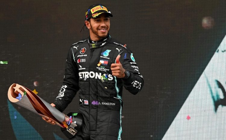El piloto británico del ganador de Mercedes, Lewis Hamilton (C), celebra con el trofeo en el podio después del Gran Premio de Fórmula Uno de Turquía. OZAN KOSE / POOL / AFP