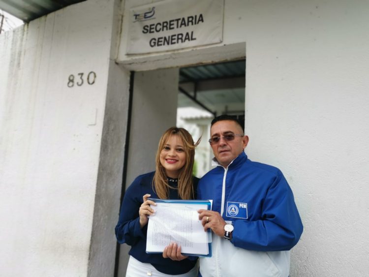El diputado Reinaldo Cardoza ingresó antes de las 10:00 de la mañana al TSE. / FOTO CORTESÍA PCN