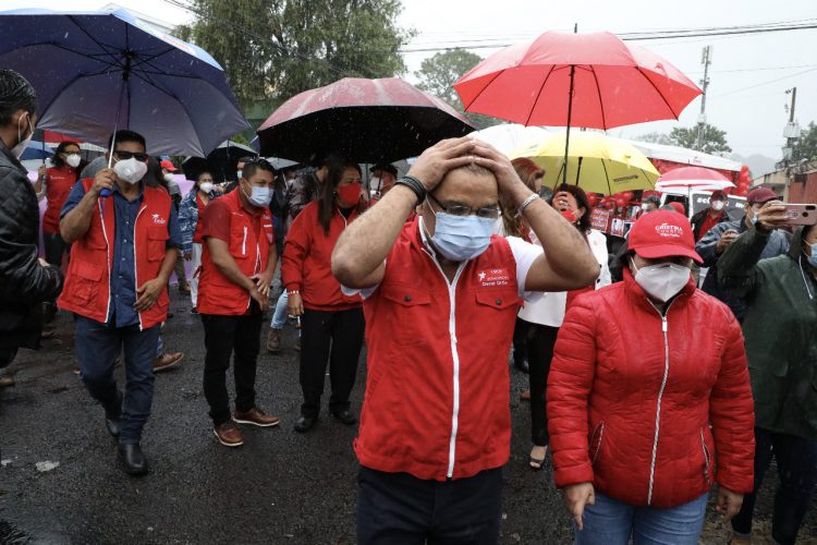 El secretario general del FMLN, Óscar Ortiz, encabezó la presentación de las planillas ayer por la mañana. /FOTO. Roberto Flores