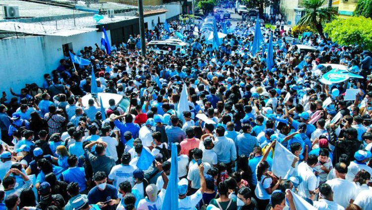 Cientos de simpatizantes apoyaron ayer la presentación de planillas ante el TSE. / FOTO: Roberto Flores