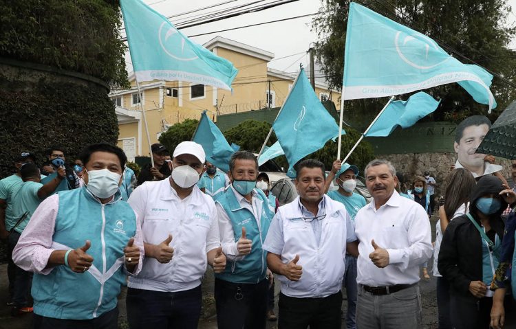 Diferentes partidos se han inscrito desde que se abrieron inscripciones en el TSE. / FOTO: Archivo