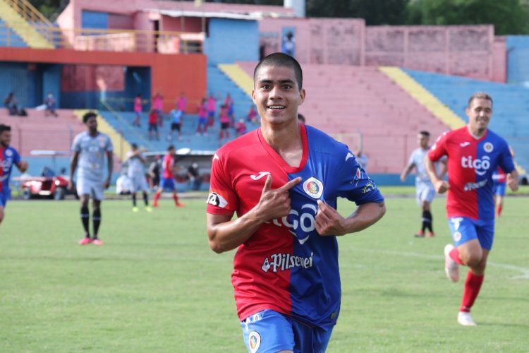 Javier Figueroa celebrando en el estadio Óscar Quiteño. Cortesía Julissa Sánchez