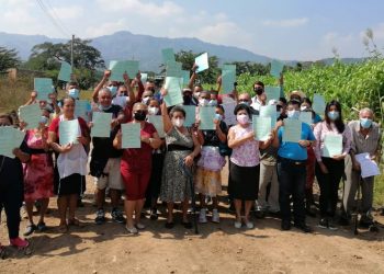 Entregan escrituras a más de 50 familias estafadas por Jumbo