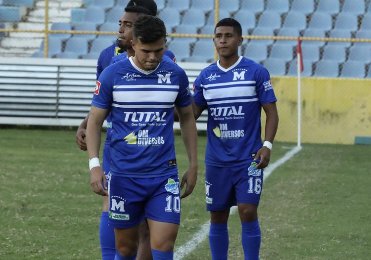Daniel Guzmán (10) encabeza los calentamientos de Marte en el estadio Cuscatlán. Foto DES