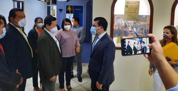 El fiscal general de la república entregó el proyecto de ley acompañado de diputados de la comisión de legislación de la Asamblea Legislativa. Diario El Salvador