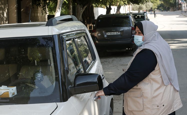 Nayla Jubbah, es madre de cinco hijos y optó por un servicio personalizado y no deambular en busca de clientes. FOTO / AFP