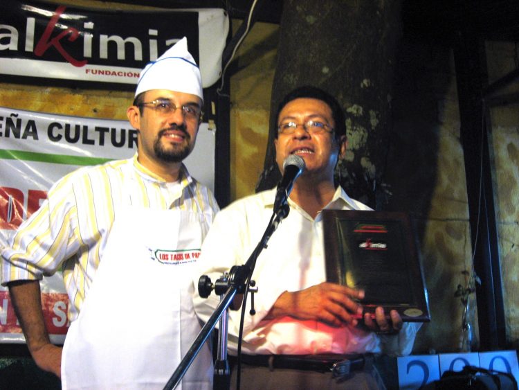 Paco y Héctor
Sermeño crearon
los Miércoles de
Poesía. Foto: Cortesía Los Tacos de Paco.