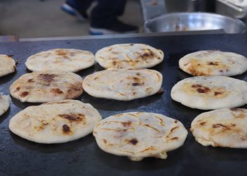 El 71 % de los salvadoreños cenan pupusas