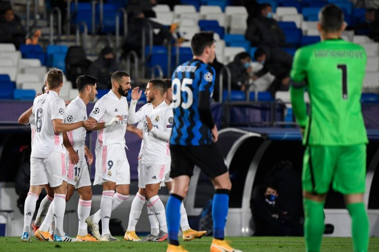 Benzema es felicitado por el gol anotado al Inter este martes. PIERRE-PHILIPPE MARCOU / AFP