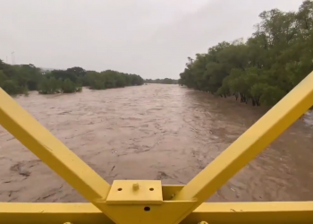 Río Lempa se desborda y evacúan a 100 familias