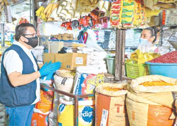 Defensoría verifica precios en el mercado Central