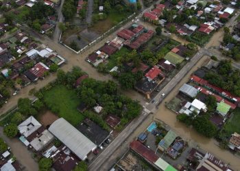 Alud arrasa 25 viviendas y lluvias imposibilitan llevar ayuda