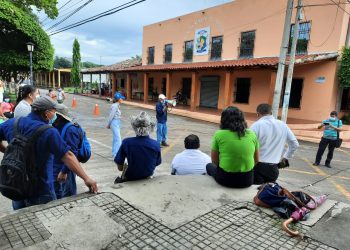Sindicato de trabajadores de Alcaldía de Tecoluca protestan por falta de pago de salarios