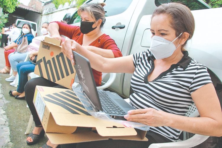 Herramienta tecnológica. En diferentes zonas del país, los docentes han recibido computadoras. Foto: Diario El Salvador.