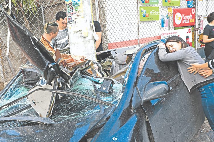 Tristeza. La novia del fallecido acudió al lugar, pero no brindó declaraciones. Familiares aseguraron que el joven trabajaba todo el día como mecánico junto a su padre.  Foto: Francisco Campos.
