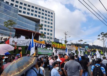 Sindicalistas protestan frente a Fiscalía por falta de acción en procesos contra alcaldes de Santa Tecla y San Salvador