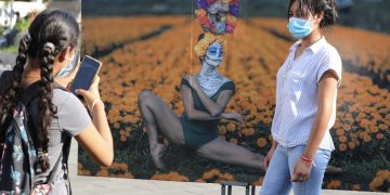 Las «Danzatrinas» alegran el centro de San Salvador