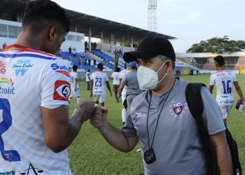 «Al futbolista salvadoreño si le demuestras una personalidad suave se quiere aprovechar de eso»