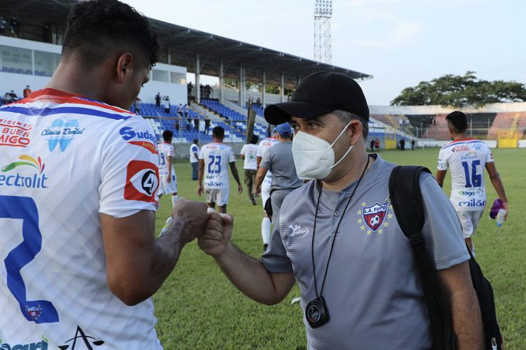 Antonio Miltos saluda a un jugador de los toros, el viernes pasado, tras derrotar a Firpo en el Barraza. Foto Guillermo Martínez