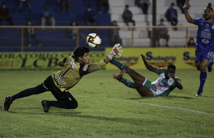 El portero Héctor Carbajal no logra detener el remate de Ricardo Ferreira. Foto Huber Rosales
