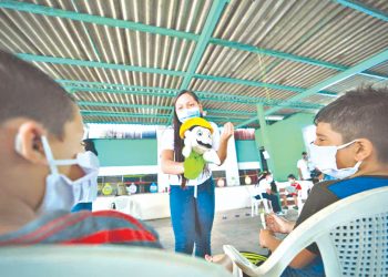 Familias de comunidad La Fosa reciben ayuda psicosocial en albergue
