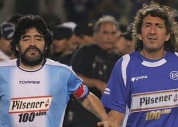 Maradona y el Mágico jugaron juntos en el estadio Cuscatlán hace 14 años