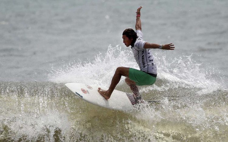 Las emociones del surf esta vez están presentes en la Playa El Tunco, La Libertad, en la segunda fecha del Circuito Nacional- Foto Diario El Salvador.