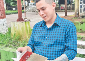 Jairo Lara, un joven escritor que desea transmitir con sus libros el amor por su pueblo