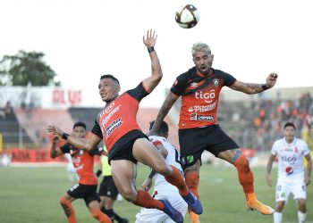Águila celebra su carnaval al arrebatarle el invicto al Alianza