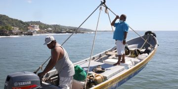 Comerciantes y pescadores salvadoreños esperan elevar sus ventas este fin de año
