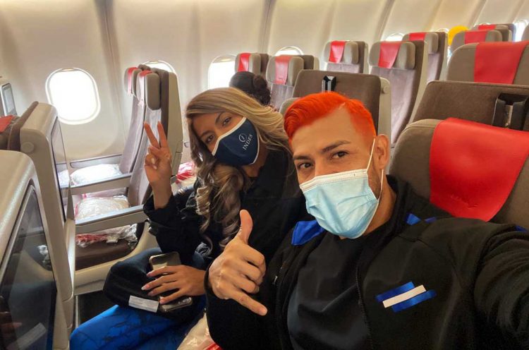 Yuri Rodríguez junto a Karla Velásquez, quien funge como delegada, durante el viaje. Foto de Mario Ernesto Posada