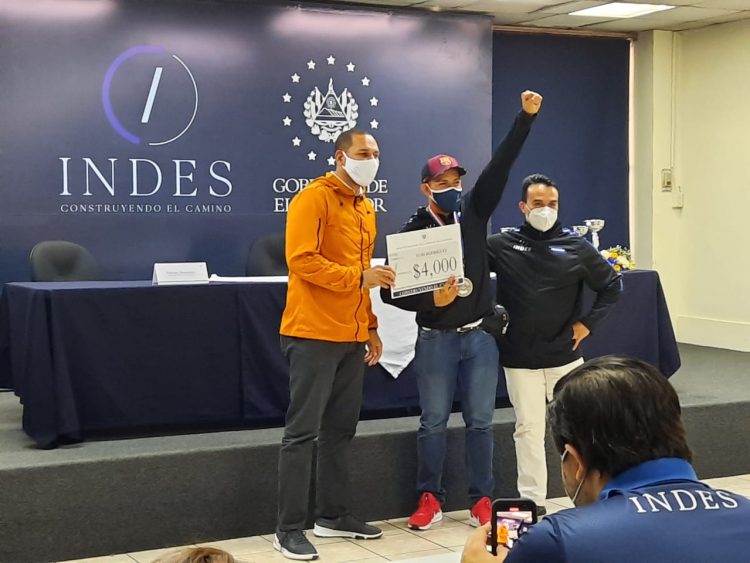 Yuri Rodríguez (Der.) recibió de manos de Yamil Bukele, Presidente de INDES, un premio en metálico por la medalla de plata conquistada recientemente en el Campeonato Mundial. Foto Diario El Salvador.