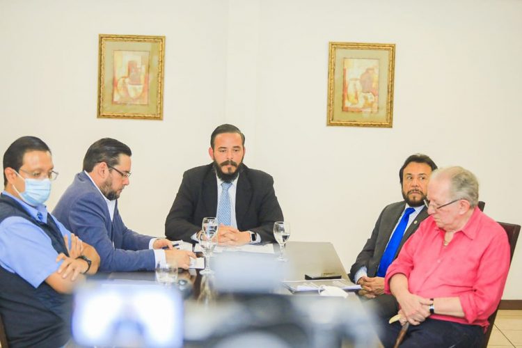 Los profesionales que aún conforman el equipo son: Dr. Félix Ulloa, Dr. Fabio Castillo, Lic. Adolfo Muñoz y Lic. Giovanni Rosales.
