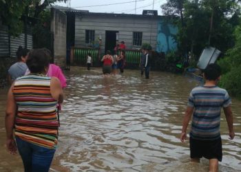 «Teníamos el agua hasta el cuello», pobladores de Citalá obligados por las lluvias a dejar sus casas para salvarse.