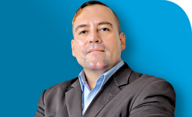 Aldo Álvarez, Abogado y analista político