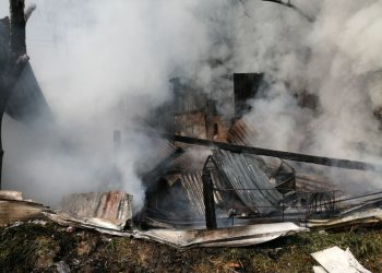 FOTOS / Una vivienda y un negocio de tortillas se incendian y deja sin sustento a una familia en Comalapa