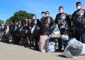 Motociclistas entregan víveres y ropa a víctimas del deslave