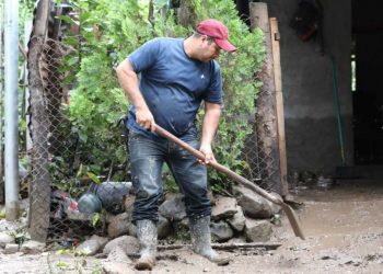 José prestó $400 para su cosecha de maíz y perdió todo por las inundaciones
