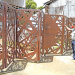 Luis convierte el hierro en atractivas piezas de arte