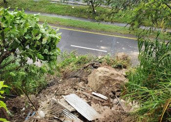 Desprendimiento de tierra obstaculiza carretera Panamericana