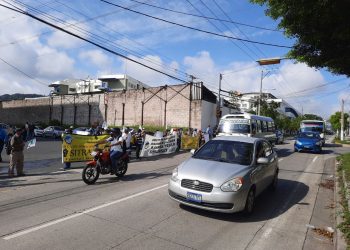Habilitan paso vehicular frente a Centro Judicial en Santa Tecla; empleados municipales mantienen protesta