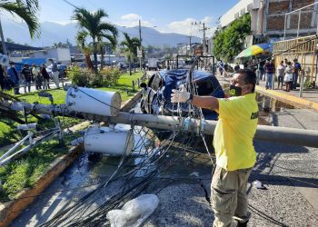 Poste derribado por paso de un furgón cae sobre vehículo frente a La Tiendona