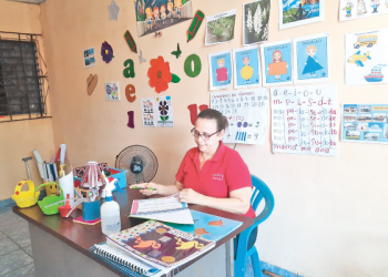 La cochera de su casa se transformó en aula
