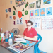 La cochera de su casa se transformó en aula