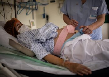 Embarazadas con COVID-19 no lo transmiten a sus bebés pero presentan otros riesgos, según estudio