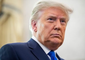 Trump exige aprobación de la vacuna Pfizer el viernes y amenaza al jefe de ente regulador