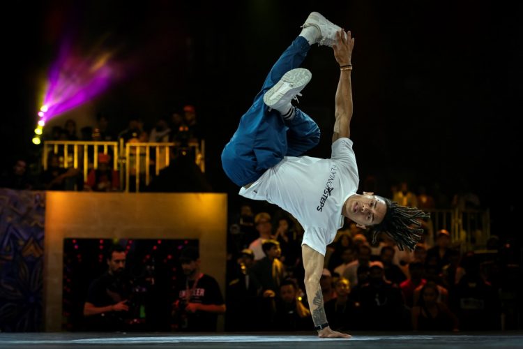 (FILES) In this file photo taken on November 9, 2019 Brazil's breakdancer Mateus de Sousa Melo aka Bart (white shirt) competes during the Red Bull BC One, the breakdance one-on-one battle world championship in Mumbai. - The International Olympic Committee (IOC) has chosen to integrate brakdancing into the 2024 Olympic Games in Paris. (Photo by Lionel BONAVENTURE / AFP)
